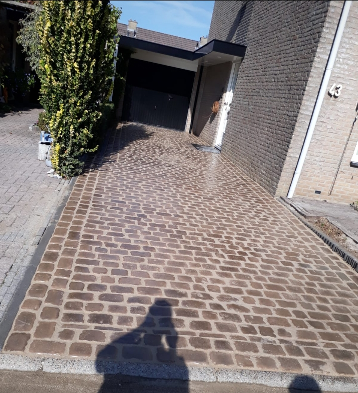 Oprit in Barneveld van courtstones, een betonsteen met natuursteen look, afgevoegd met 2 componenten voeg